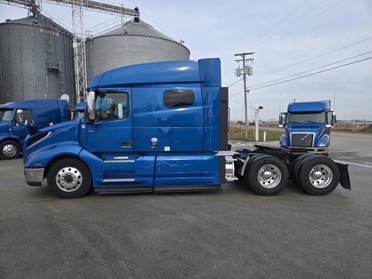 #2225-•-2024-volvo-vnl-sleeper-cab-semi-truck-tractor-image-2