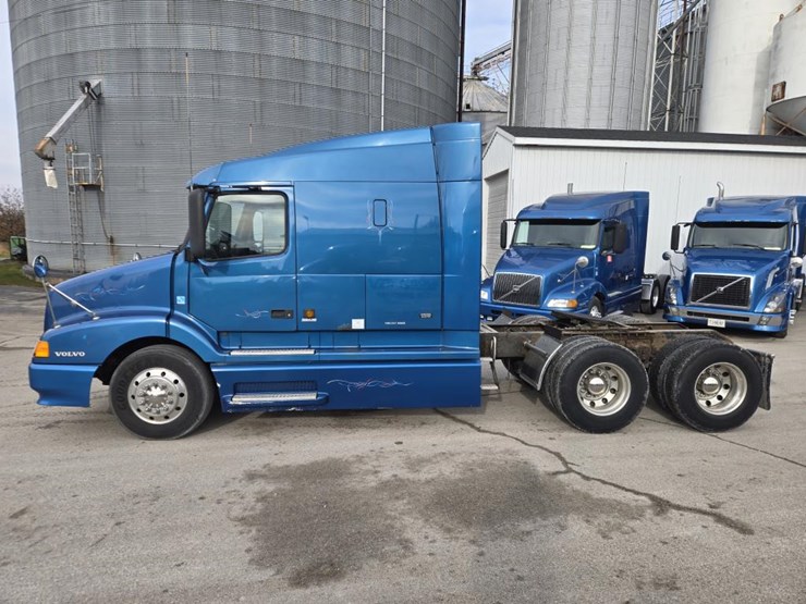 2001-volvo-10-image-2