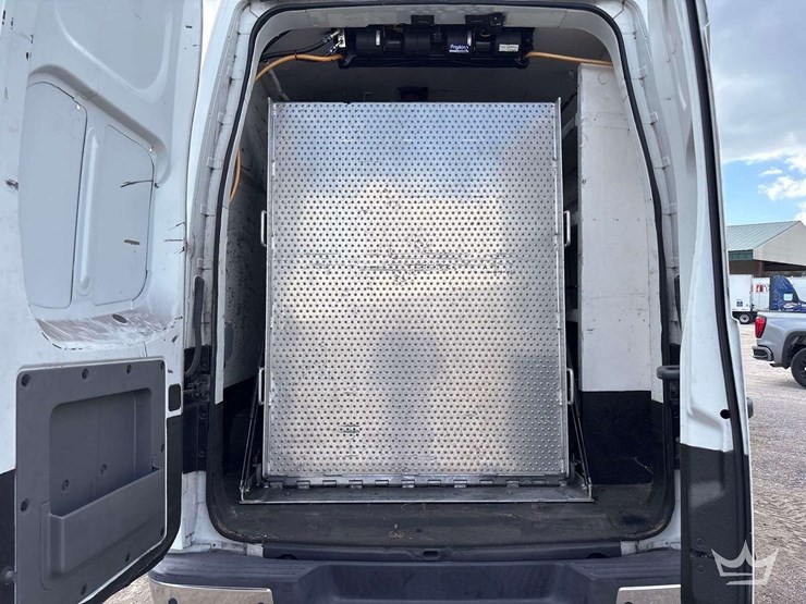 2013-nissan-nv2500hd-image-10