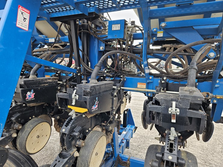 2011-kinze-3600-image-13