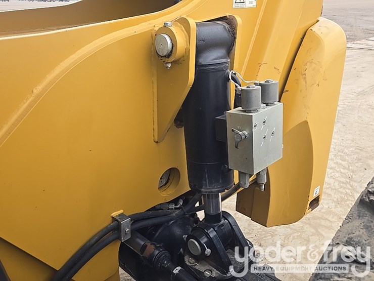 2018-caterpillar-tl1055d-image-19