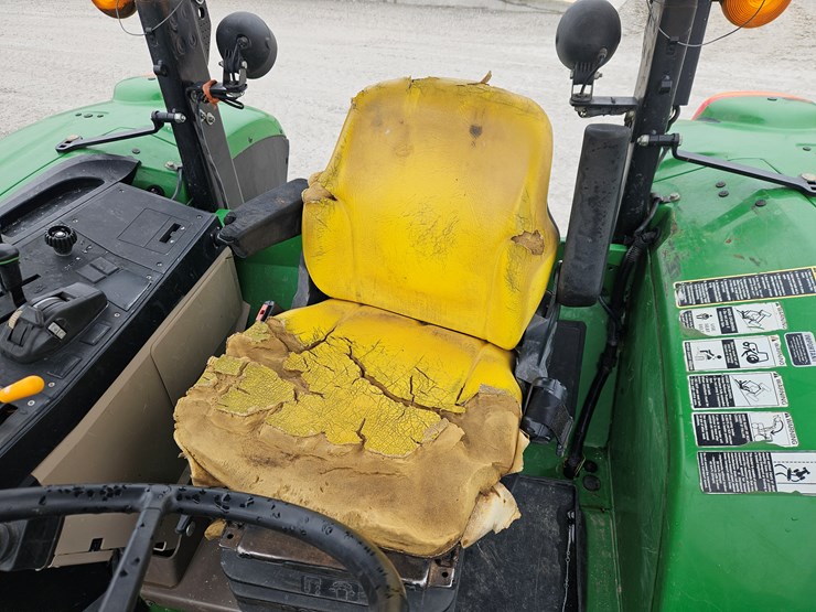2017-john-deere-6110m-image-11