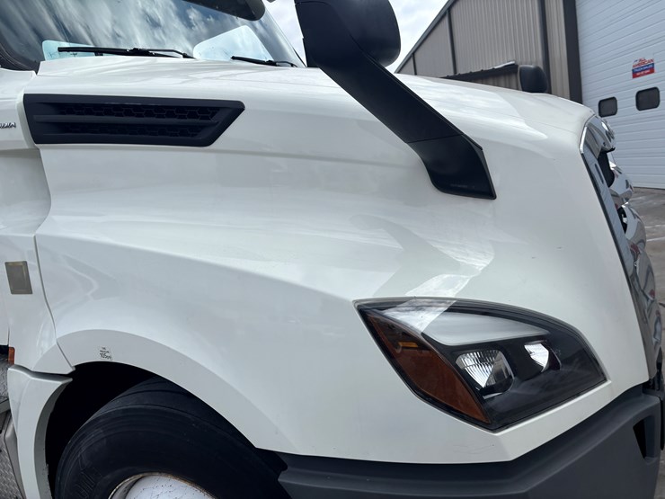 2018-freightliner-cascadia-126-image-15