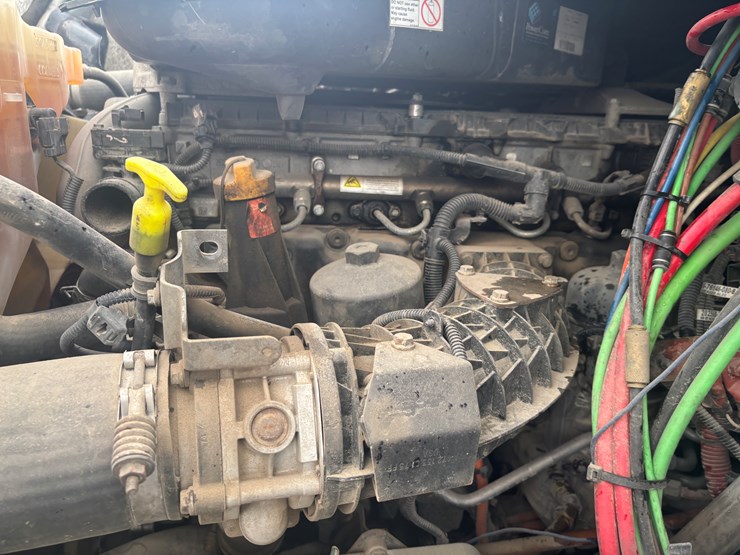 2016-freightliner-cascadia-113-image-23