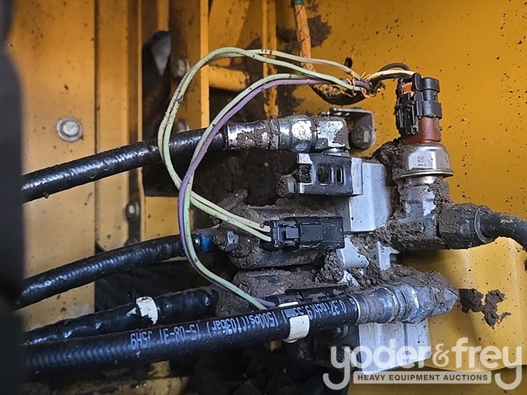 2016-caterpillar-335fl-image-40