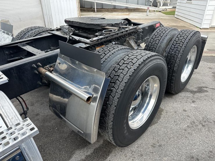 #2231-•-2016-volvo-vnl-sleeper-cab-semi-image-14