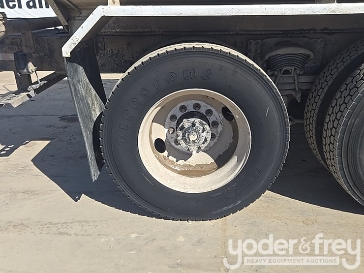 2017-freightliner-m2-106-image-19