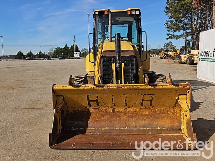 2017-caterpillar-415f2-il-image-8