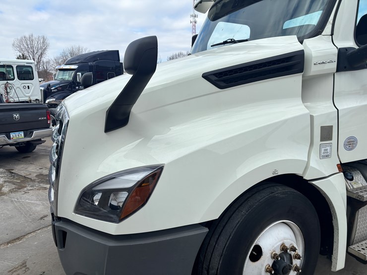 2018-freightliner-cascadia-126-image-7