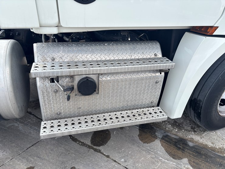 2018-freightliner-cascadia-126-image-19