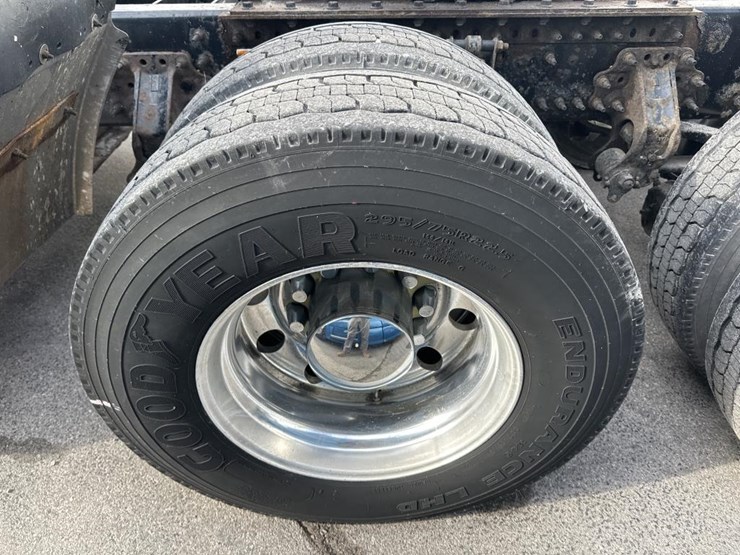 2012-volvo-10-image-56