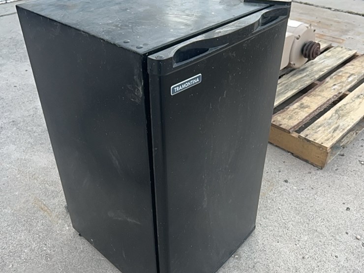 fridge-for-dorm-room,-dryer-shack,-shop,-etc.,-works-good-image-9