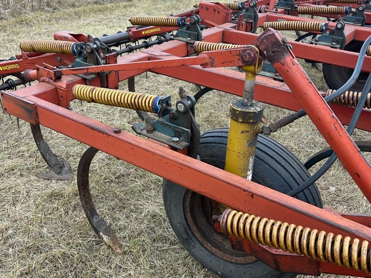 lot-49.-1981-33’-morris-magnum-model-cp-731-chisel-plow-w/3-bar-harrows,-well-maintained-unit,-super-clean-and-straight,-check-photos-image-19