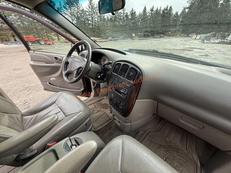 2002-chrysler-town-&-country-image-30