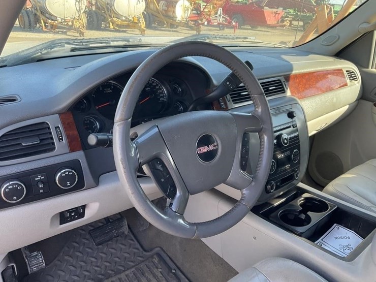 2011-gmc-3500-image-17