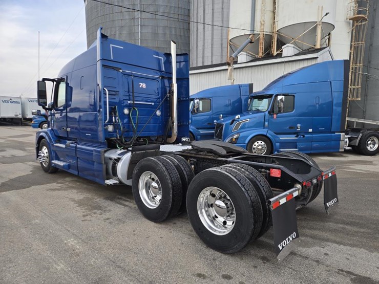 2018-volvo-10-image-3