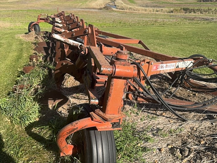 ￼wilrich-eight-bottom-auto-reset-plow,-been-parked-for-a-while,-good-working-unit-when-last-used.-image-23