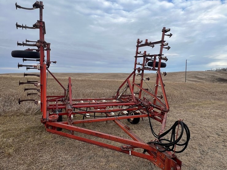 lot-30.-28’-vibrashank-cultivater,-trips-are-all-tight,-was-used-in-front-of-press-drill-image-2