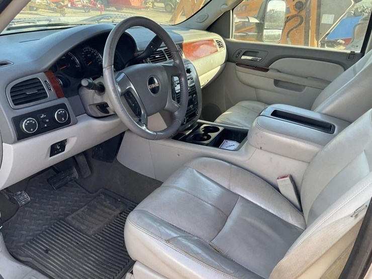 2011-gmc-3500-image-16