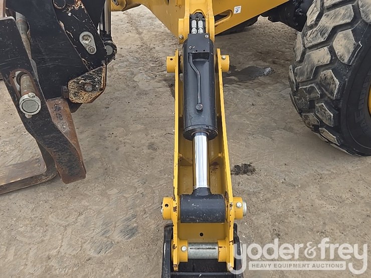 2018-caterpillar-tl1055d-image-23