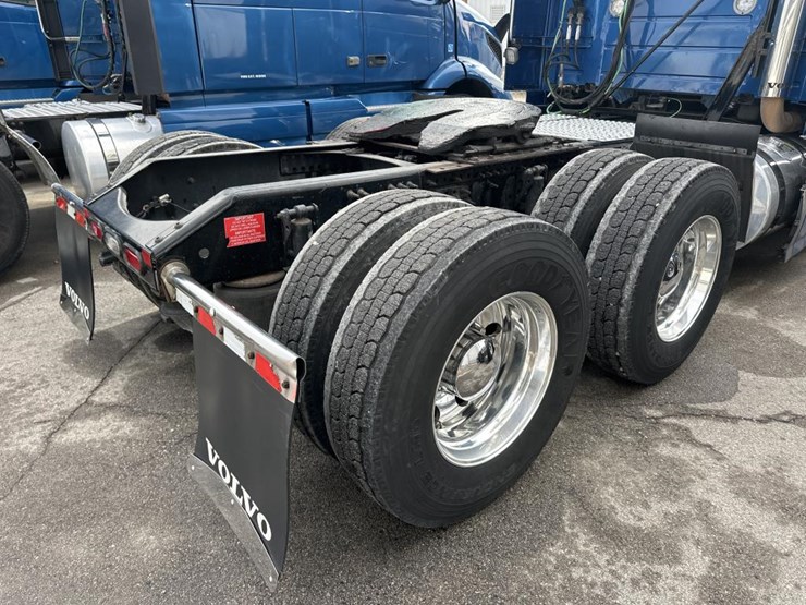 2018-volvo-10-image-16