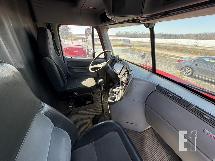 2004-freightliner-columbia-112-image-23