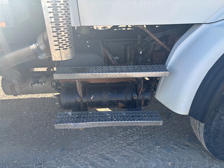 2005-sterling-lt8500-image-14