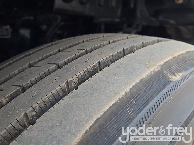 2019-peterbilt-579-image-11