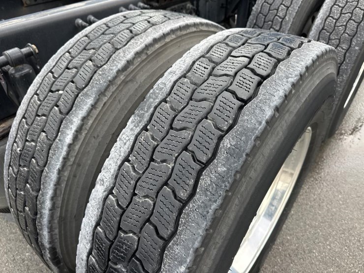 2022-volvo-10-image-60