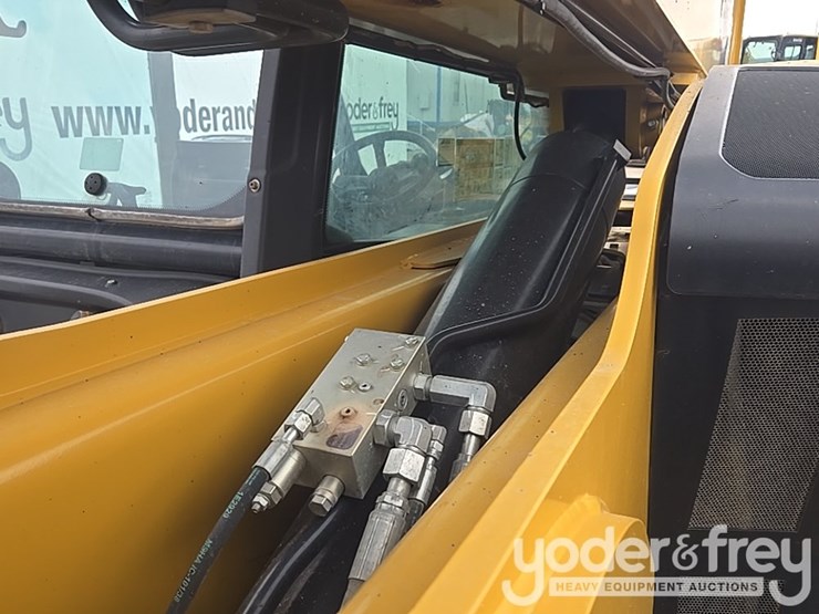 2018-caterpillar-tl1055d-image-21