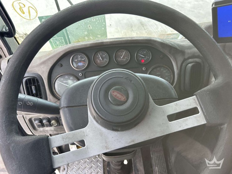 2017-peterbilt-320-image-11