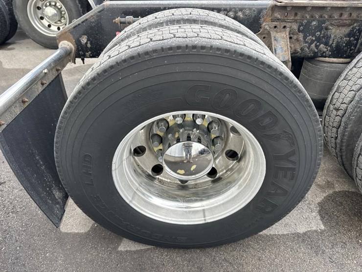 2012-volvo-10-image-60