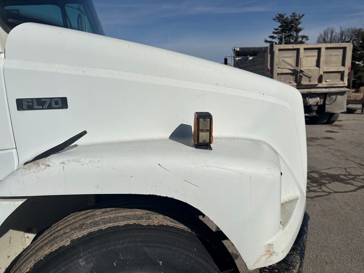 freightliner-fl70-image-16