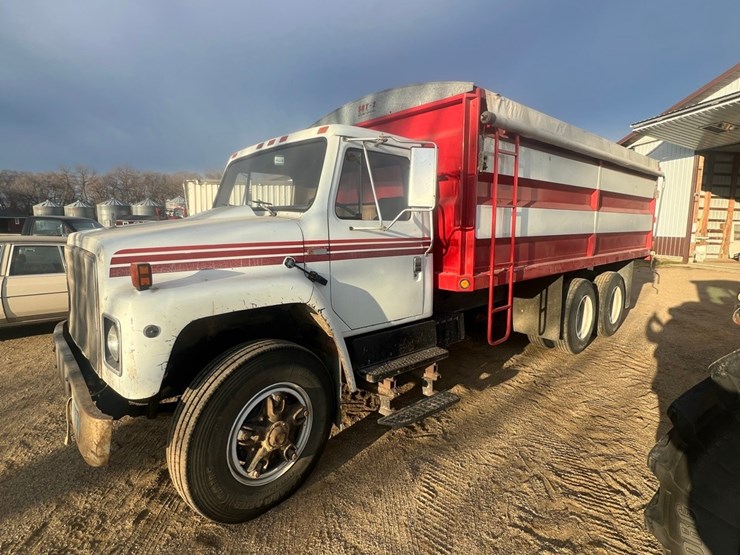 lot-12.-1981-ih-tandem-twin-screw-grain-truck,-very-good-19’-strong-box-and-hoist,-roll-tarp,-466-diesel,-5+4-
vin-af195bca10481-image-3