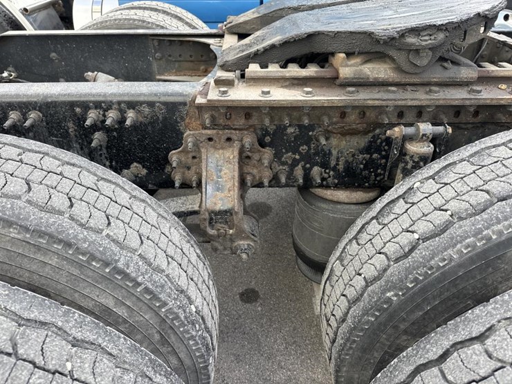 2012-volvo-10-image-39