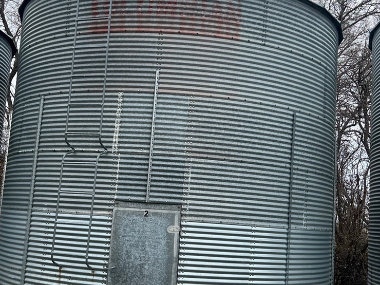 lot-24.-3,250-bu.-columbian-grain-bin-to-be-moved-(bin-2)-image-4
