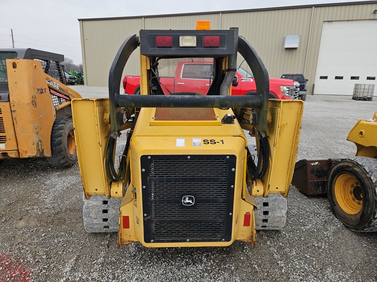 2007-deere-ct332-image-18
