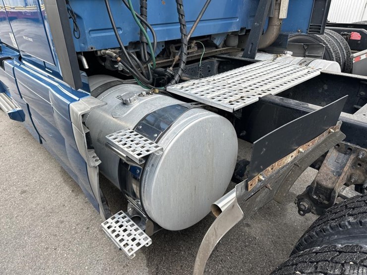 #2231-•-2016-volvo-vnl-sleeper-cab-semi-image-13