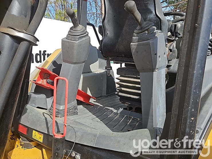 2016-caterpillar-420f2-it-image-27