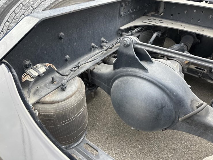 #2226-•-2024-volvo-vnl-sleeper-cab-semi-truck-tractor-image-37