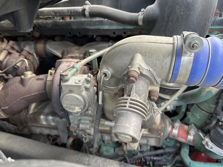 2012-volvo-10-image-31