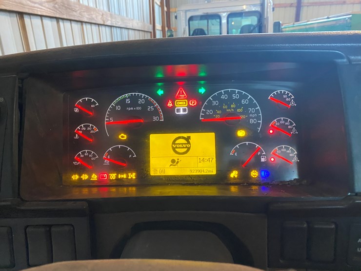 #310-•-2015-volvo-d13-tandem-axle-semi-rolled-over-(has-wi-title)-(algoma,-wi)-image-29