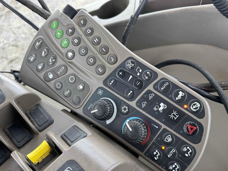 2013-john-deere-8235r-image-30