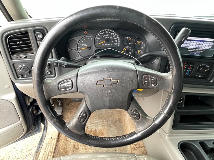 2006-chevrolet-suburban-image-13