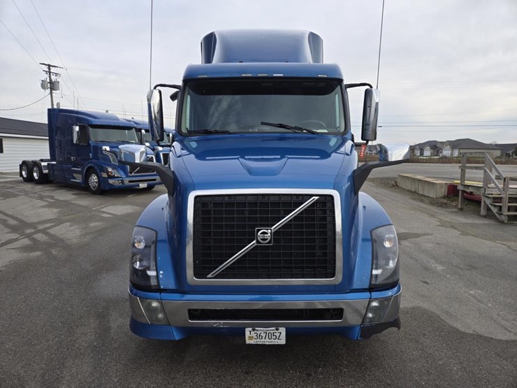 #2231-•-2016-volvo-vnl-sleeper-cab-semi-image-8