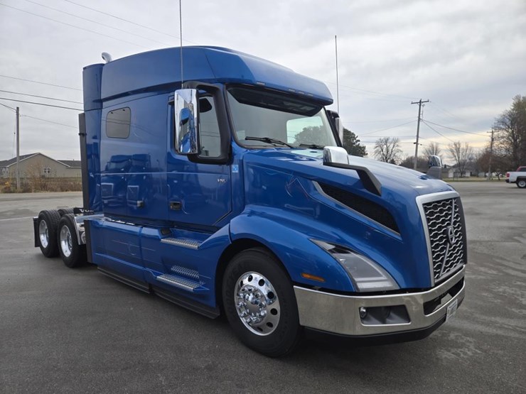 #2226-•-2024-volvo-vnl-sleeper-cab-semi-truck-tractor-image-7