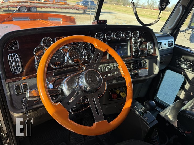 2021-peterbilt-389-image-10