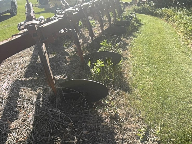 ￼wilrich-eight-bottom-auto-reset-plow,-been-parked-for-a-while,-good-working-unit-when-last-used.-image-6