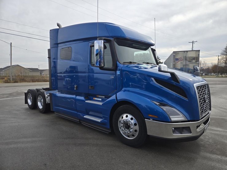 #2225-•-2024-volvo-vnl-sleeper-cab-semi-truck-tractor-image-7