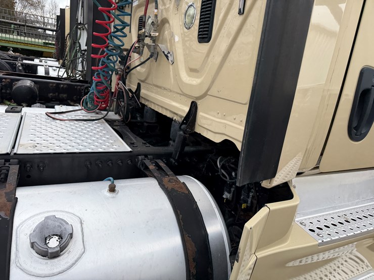 #40952-•-2016-freightliner-t/a-daycab-truck-tractor-3akjged50gshn2261-image-43